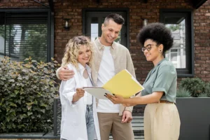 couple talking to hoa manager | hoa property managers